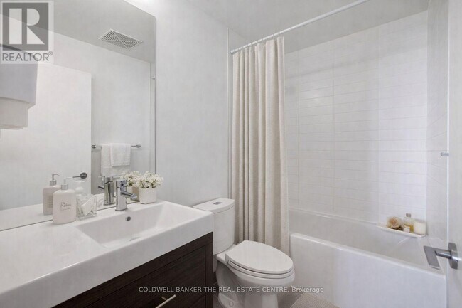 Photo du bâtiment - 70 Forest Manor Rd