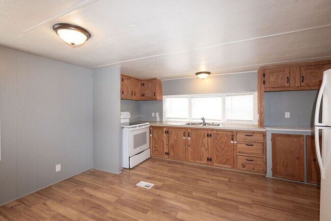 Building Photo - Newly Renovated Mobile Home