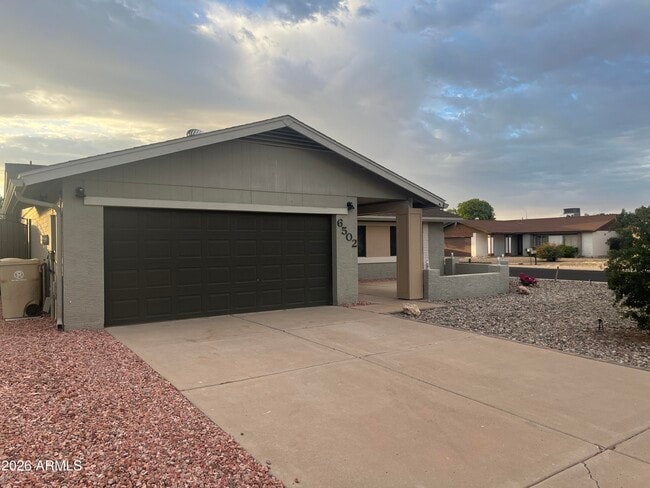 Foto del edificio - 6502 W Mercer Ln