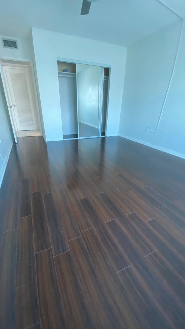 Building Photo - 400 Kings Point Dr