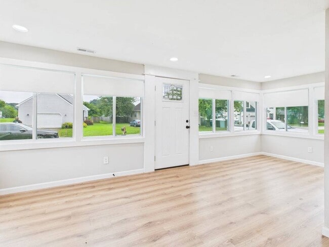 Building Photo - Beautiful 3 Bedroom 2 Bathroom 1 car Garag...