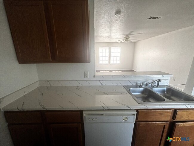 Foto del edificio - 5709 Redstone Dr