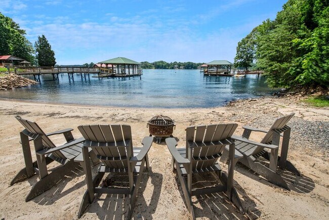 Building Photo - Bridlewood Cove
