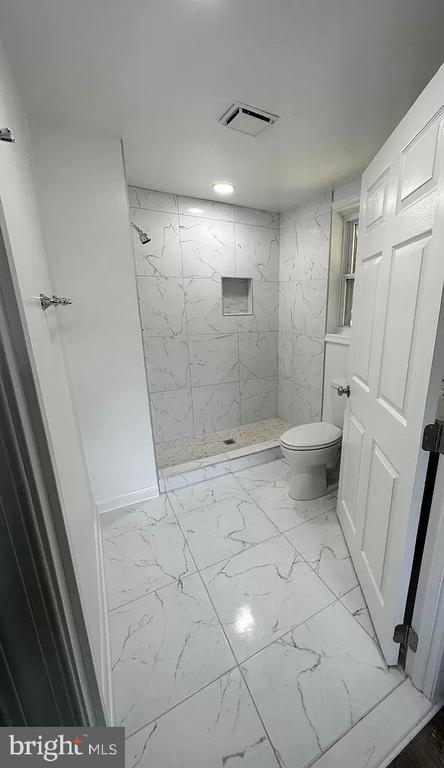 Building Photo - 5265 Red Hill Dr