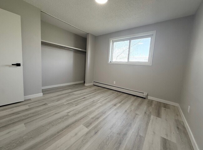 Photo du bâtiment - 2 Bed 1 Bath Unit in Edmonton, AB