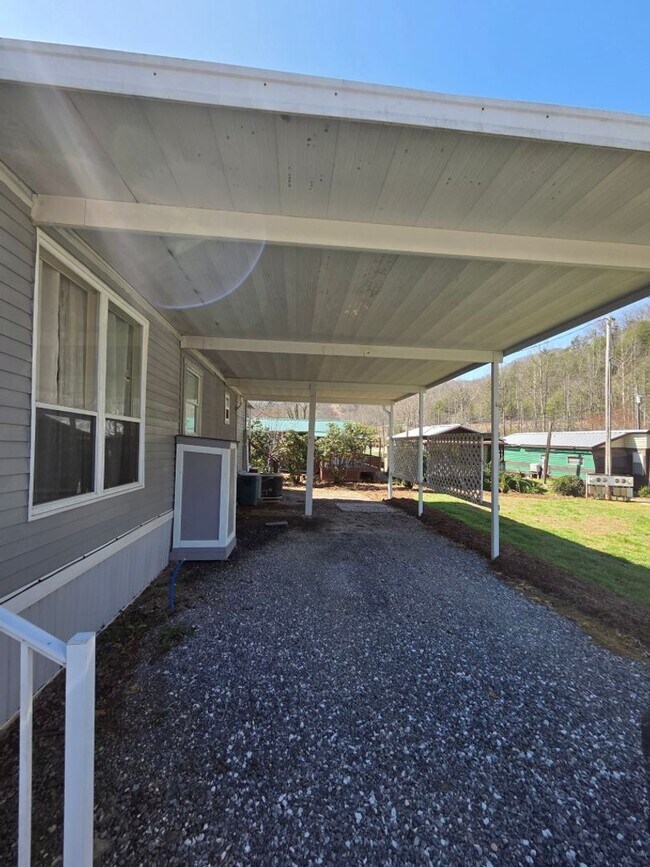 Foto del edificio - $1,350 - 1 Bedroom / 1 Bath Park Model on the Creek in Tatham Mountain Park