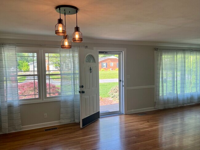 Comedor y sala de estar - 2108 Valley Ln