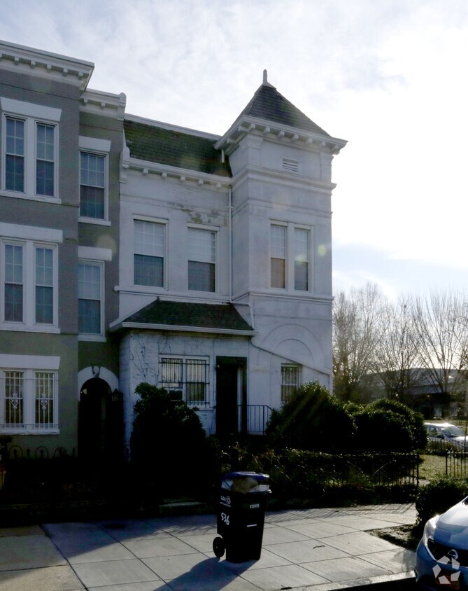 Building Photo - 538 1st St SE