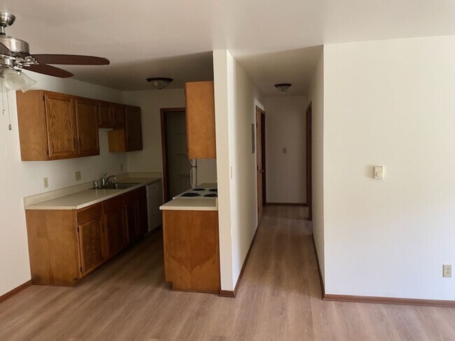 Foto del edificio - Neat and Updated 2- Bedroom Apartment