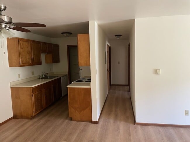 Building Photo - Neat and Updated 2- Bedroom Apartment