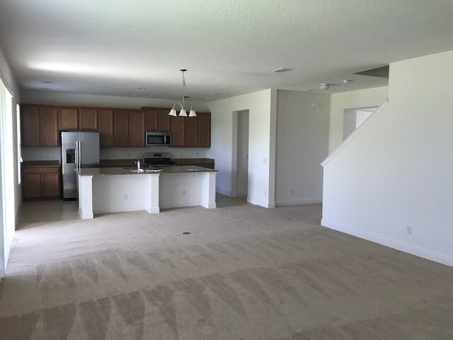 Foto del edificio - HUGE 5 BEDS TWO STORY!!! CLOSE TO HIGHWAYS...
