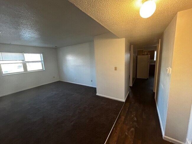 Building Photo - 1415 W Maple Ave