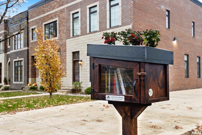 Building Photo - 824 W Moss Ave