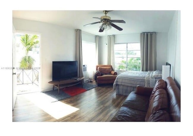 Foto del edificio - 7333 Byron Ave