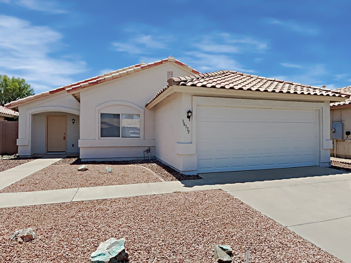 Foto principal - 16179 W Sherman St