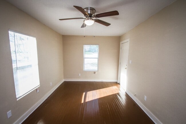 Building Photo - 934 Poinsettia St
