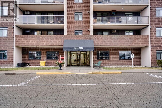 Photo du bâtiment - 9099 Riverside Dr E