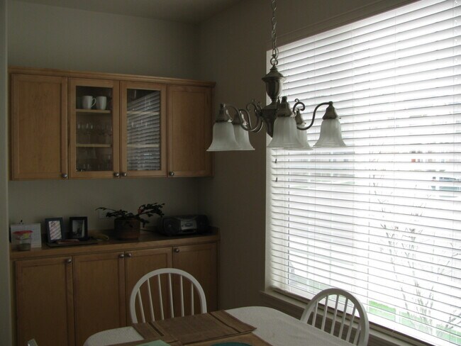 Building Photo - 1652 NW Shadow Hills Lane ~ Excellent Beth...