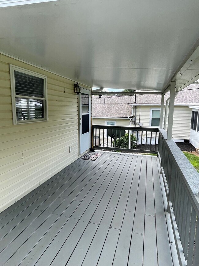 Foto del edificio - Three-Bedroom Two Bath Townhome in Charleston Cross Lanes Area