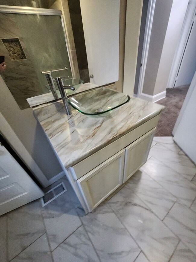 Foto del edificio - 3 Bedroom House for Rent on W 25th - MOVE IN READY AND CLEAN