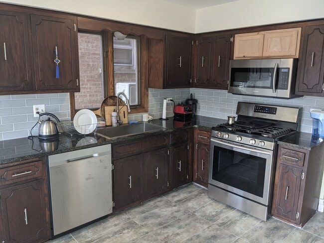 Building Photo - 6013 W Gunnison St