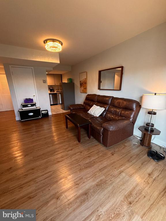 Building Photo - 2 Canterbury Square