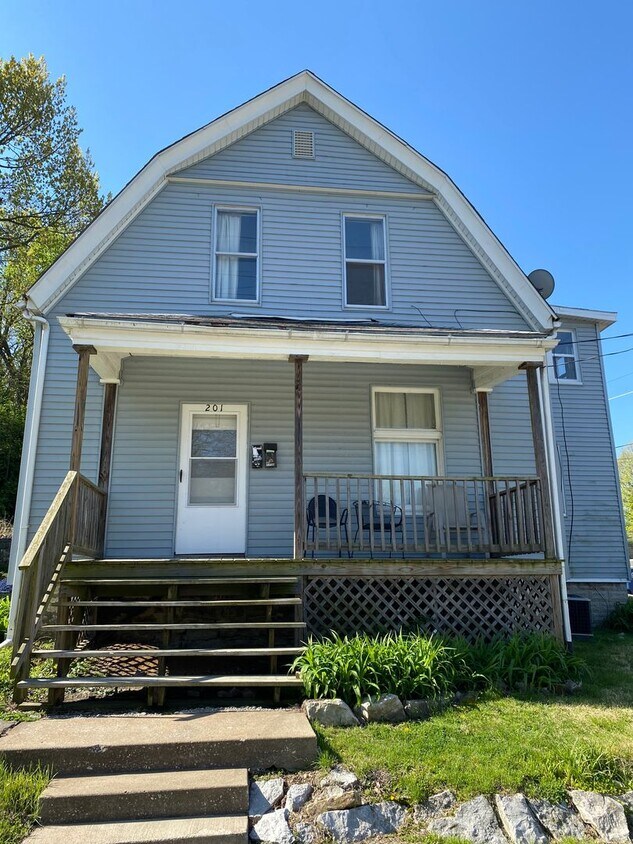 201 E 6th St Unit B, Alton, IL 62002 Room for Rent in Alton, IL