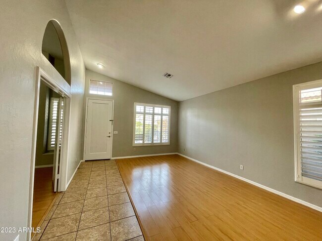 Foto del edificio - 4939 W Erie St