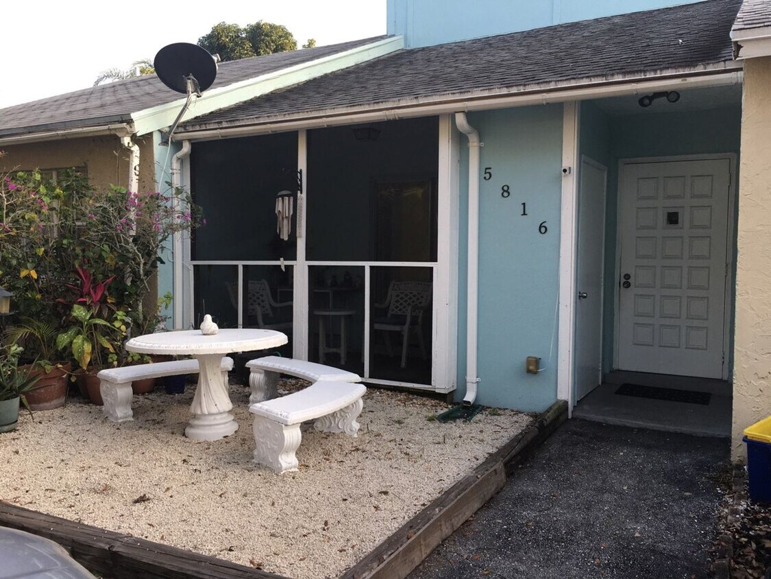 Spacious 1/1 Villa in Greenacres Townhome Rentals in Greenacres FL