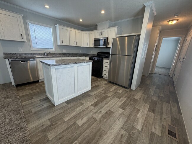 Building Photo - 38060 Leverette Ave