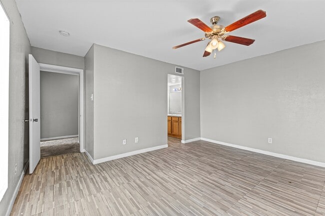 Foto del edificio - 9090 S Braeswood Blvd