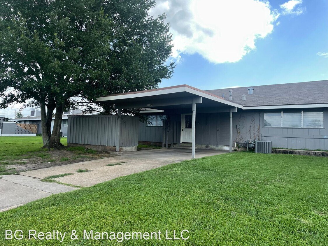 Foto principal - 3 br, 1 bath House - 1223 Varney Cir Unit A