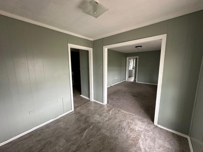 Building Photo - 3917 Roselawn Dr