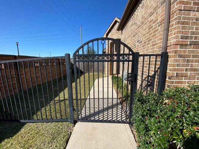 Building Photo - 27130 Walker Retreat Ln