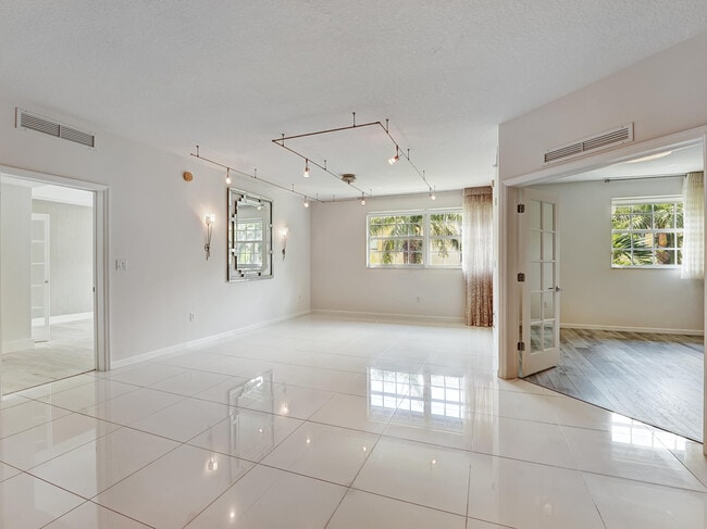 Building Photo - 225 NE 1st St