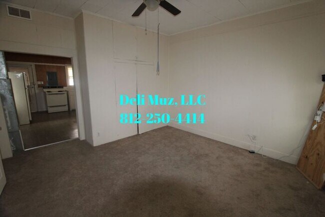 Building Photo - 1 Bedroom, 1 Bath with Washer/Dryer Hookup...