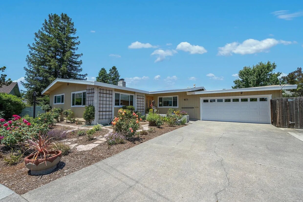 Primary Photo - 751 Juniper Ct