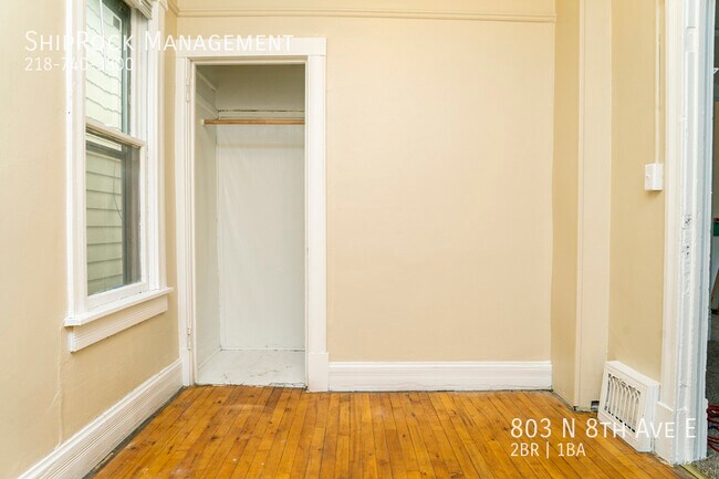 Building Photo - 803 N 8th Ave E