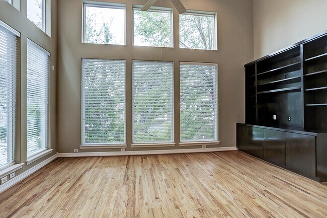 Building Photo - 6603 Wanita Pl