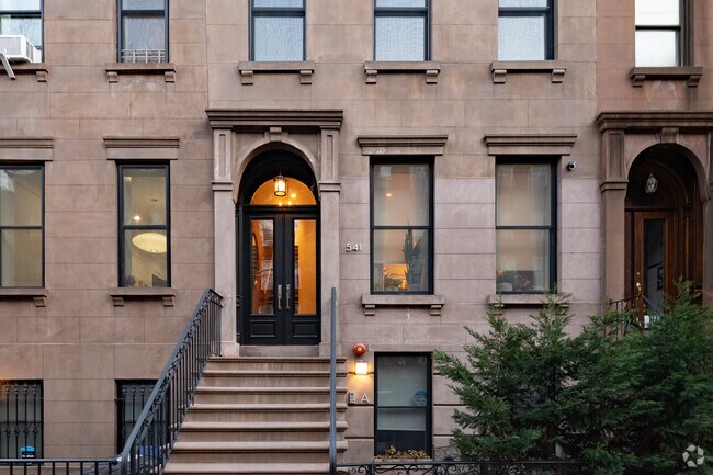 Building Photo - 541 Henry St