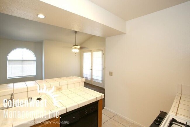 Building Photo - Great Second Floor 2Bdm 2Ba Condo in Beaut...