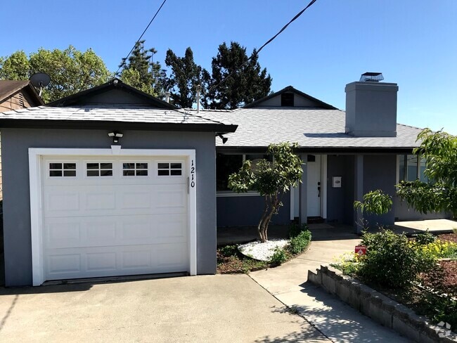 Building Photo - 1210 Highland Blvd