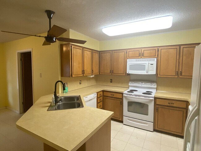 Foto del edificio - 6-month lease! Spacious 2 bedroom 2 bath Townhome near Goodfellow base AVAILABLE NOW!