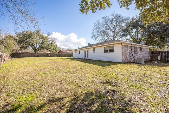 Foto del edificio - Charming 3-Bed, 2-Bath Home in Pascagoula – Great Location!