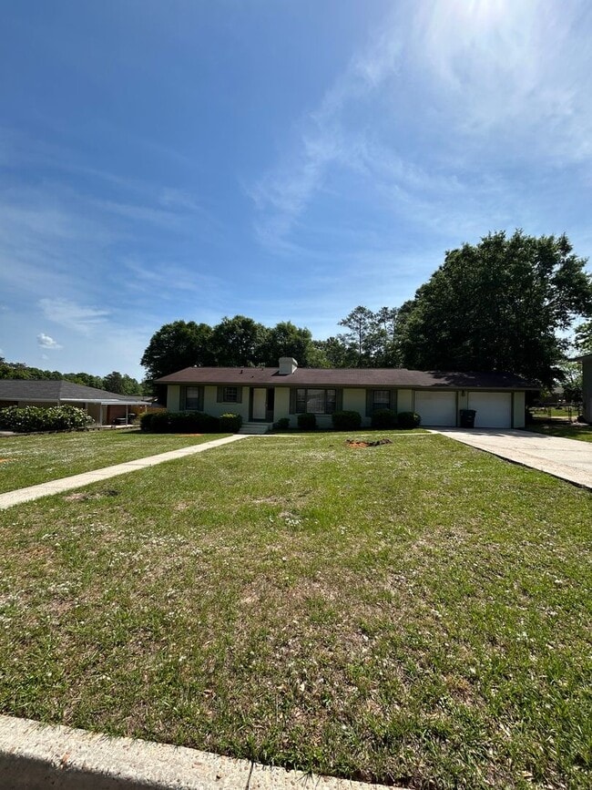 Building Photo - 106 Spruce St