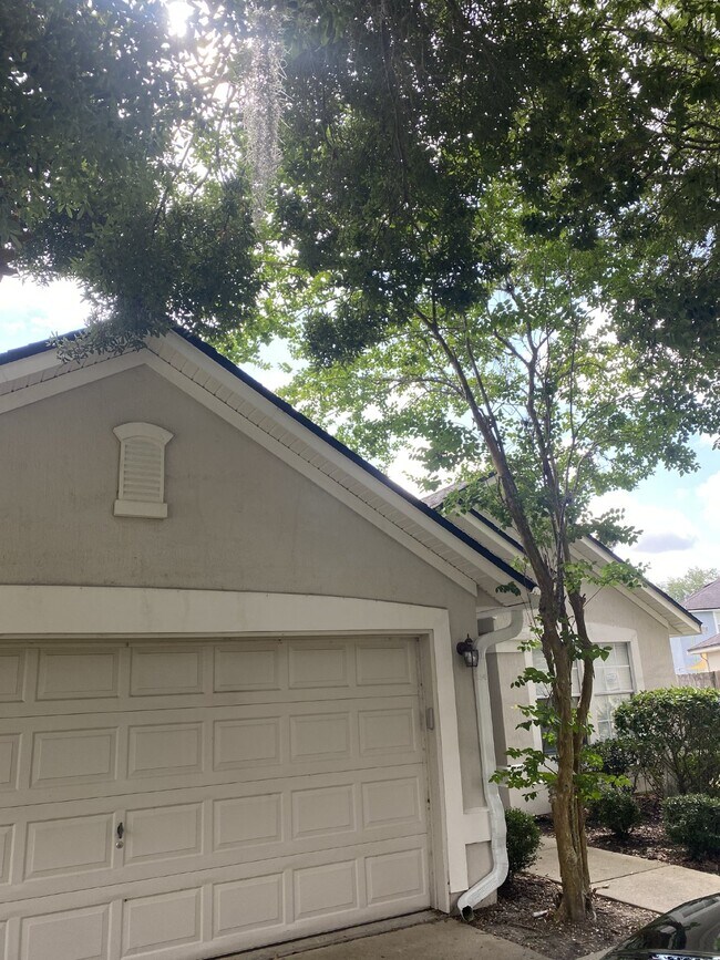 Foto del edificio - FOR RENT:  4 BEDROOM 2 BATHROOM SPACIOUS H...