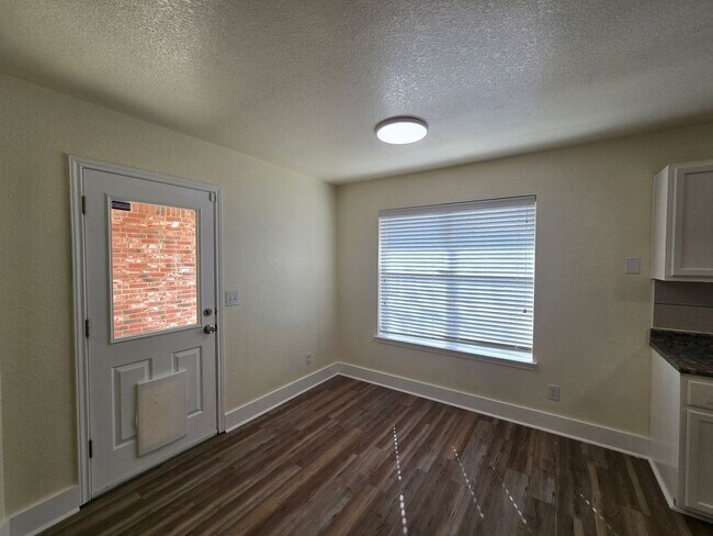 Foto del edificio - RENT REDUCTION - AVAILABLE NOW!