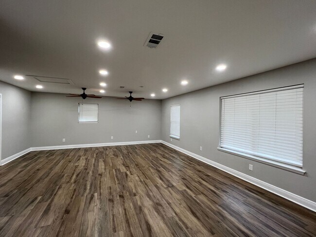Building Photo - Charming 3 Bedroom