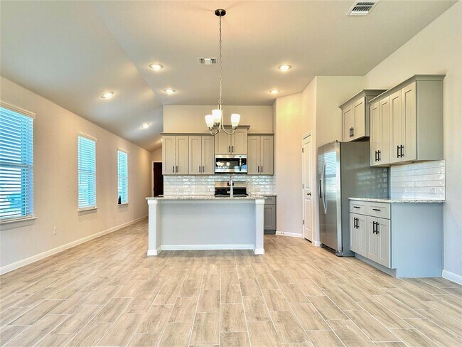 Building Photo - 200 Greenway Dr