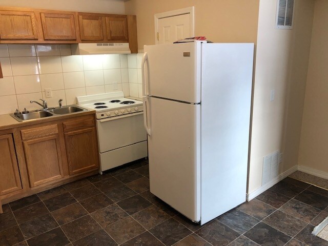 Kitchen with stove and fridge - 2612 Wayne St